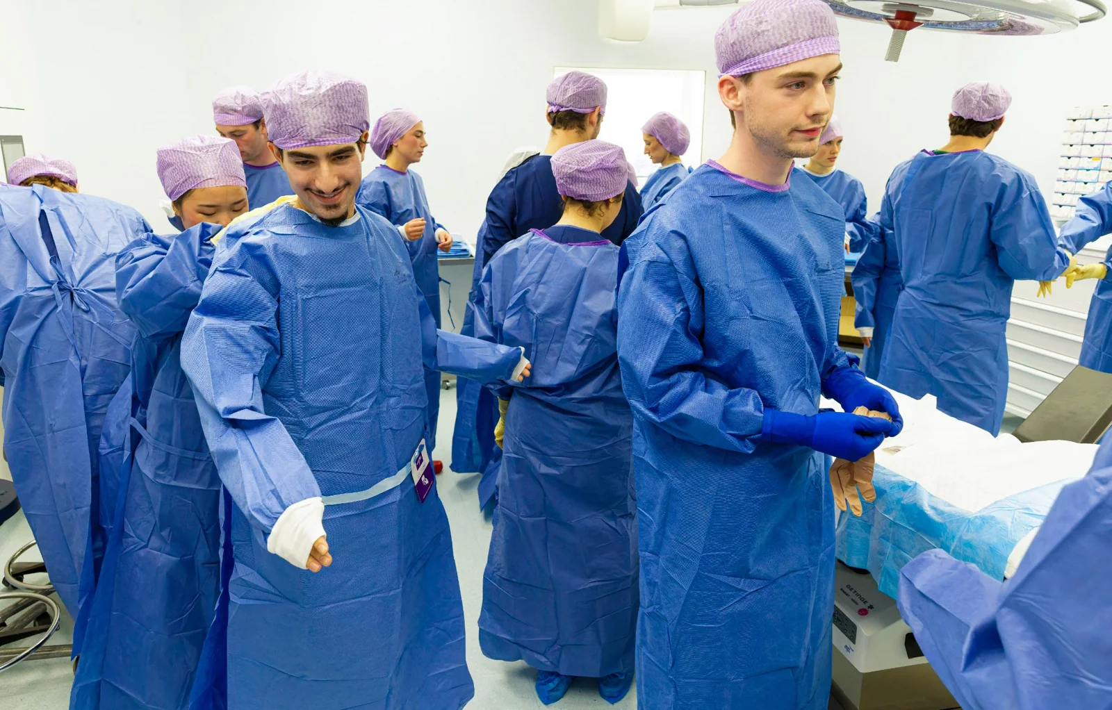 Cursisten oefenen tijdens de OK-Flex-cursus met operatiekleding.