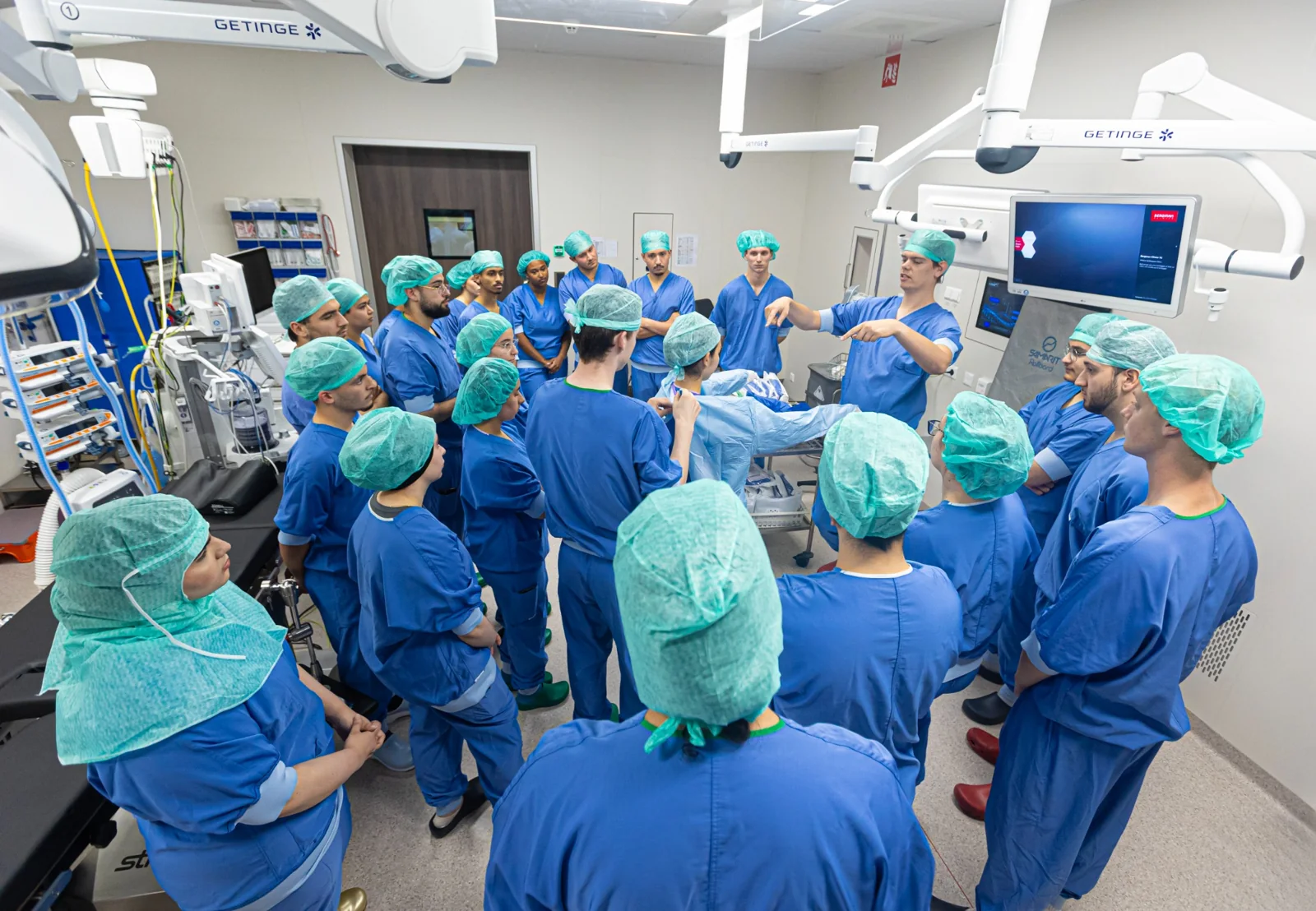 Een groep cursisten maakt kennis met de operatiekamer.
